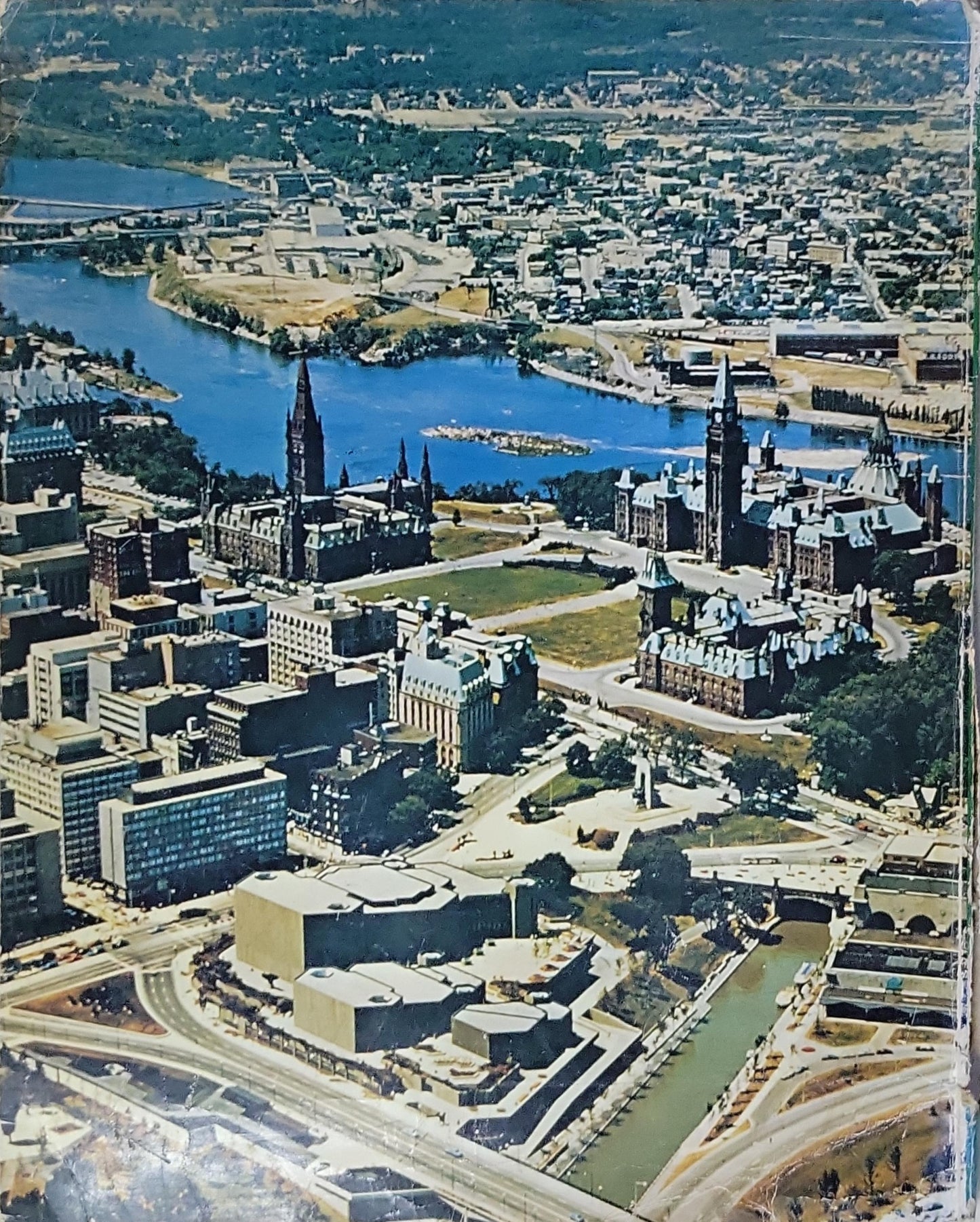 A Portrait of Canada's Parliament / Un portrait du Parlement du Canada: A stunning visual exploration of Canada’s most recognized building