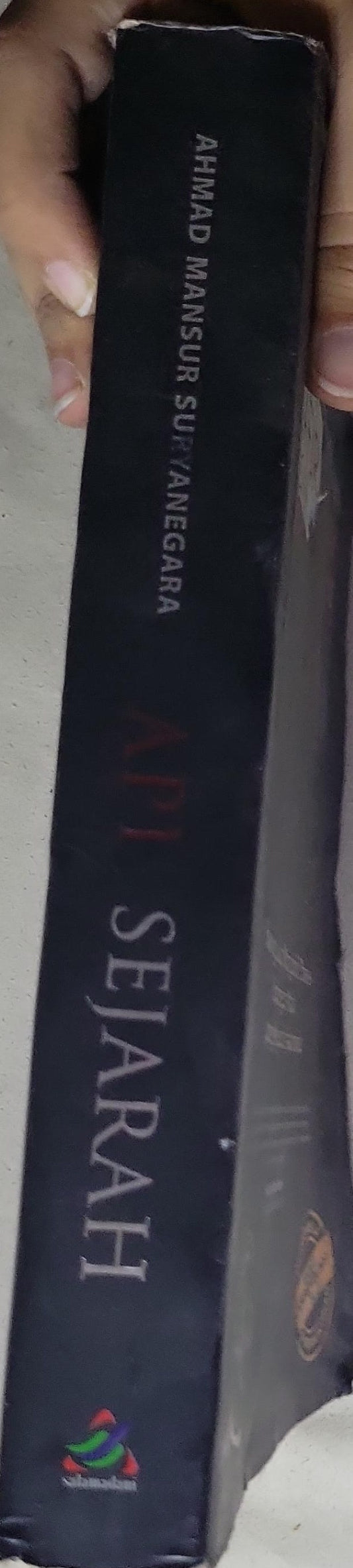 API SEJARAH: MAJAKARYA PERJUANGAN ULAMA DAN SANTRI DALAM MENEGAKKAN NEGARA KESATUAN REPUBLIK INDONESIA