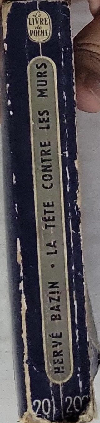 La tête contre les murs