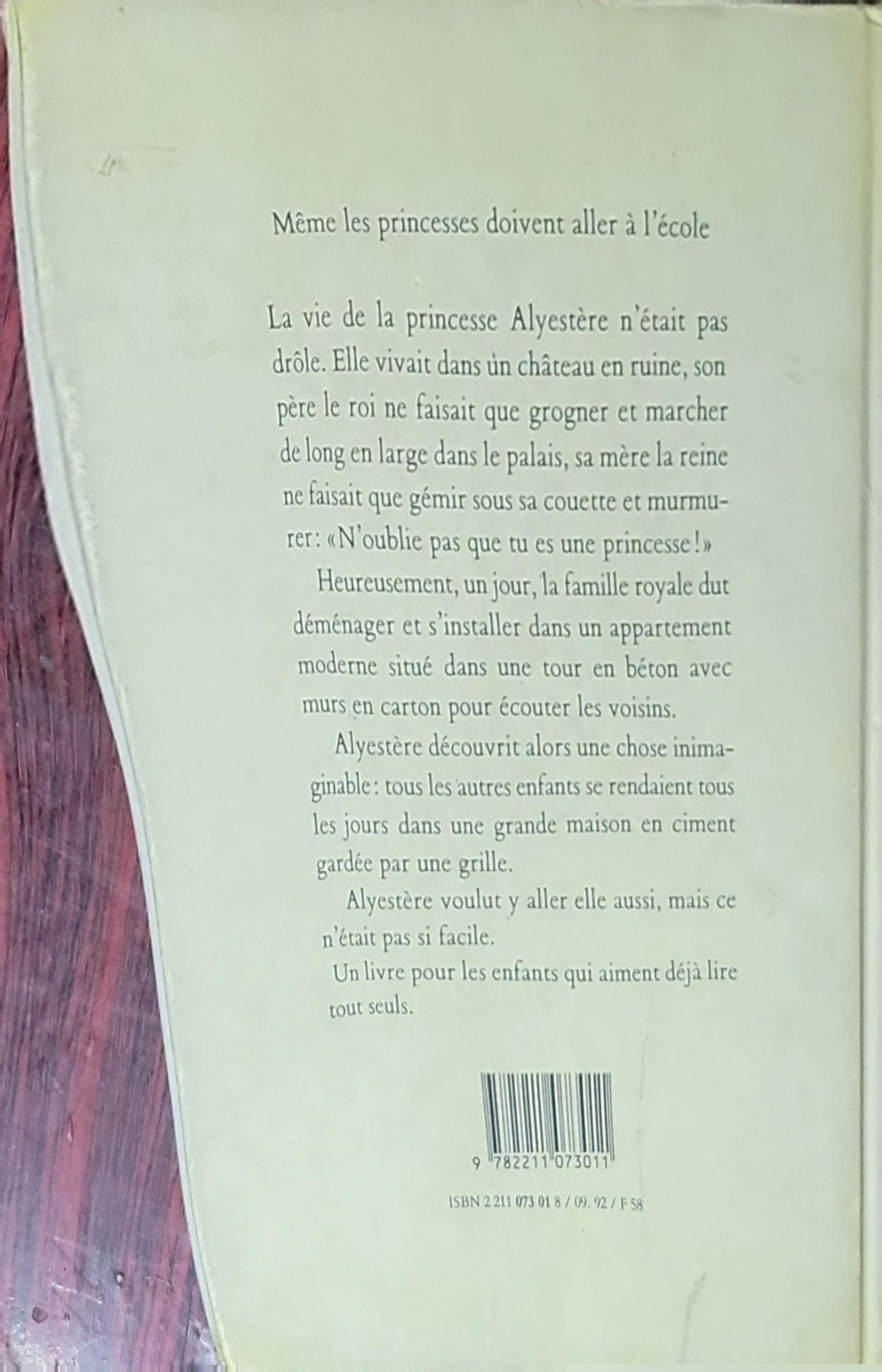 Même les princesses doivent aller à l'école: (collection Mouche, illustré par Serge Bloch)