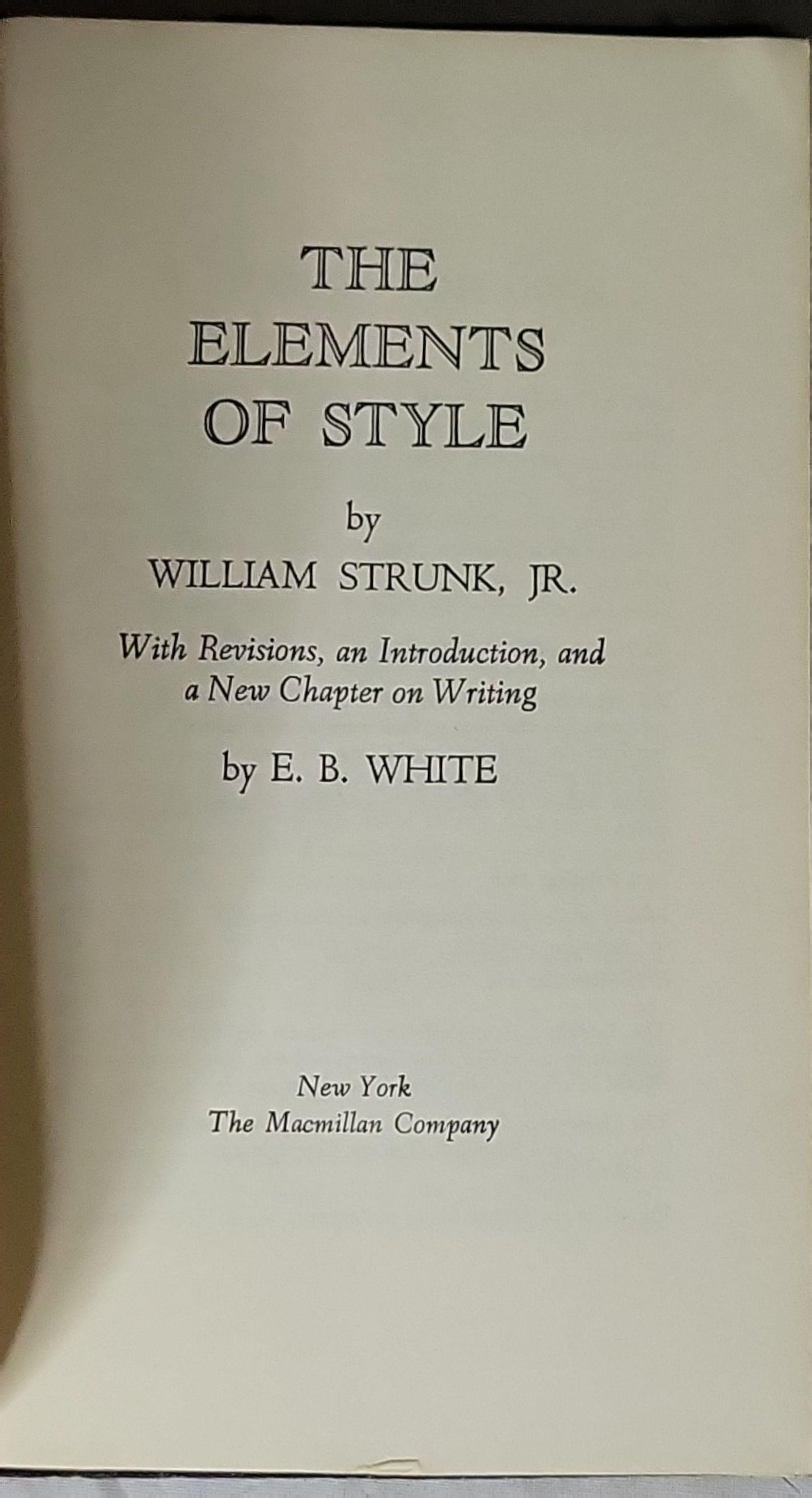 The Elements of Style: With Revisions, an Introduction, and a New Chapter on Writing By William Strunk, Jr. and E. B. White